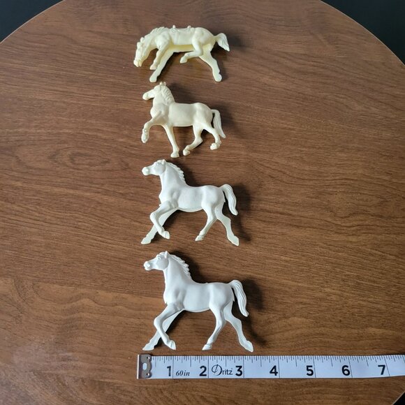 Vintage 1960’s Toy Plastic Horse Figure Set of 4 (White/Cream) - Picture 7 of 8